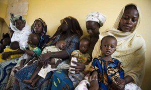 Mothers and their babies wait at a maternal health care centre in Niamey, Niger, where WFP provides supplementary feeding.