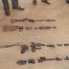 Des démineurs de l'ONU coupent des armes en morceaux en Côte d'Ivoire. Photo ONUCI