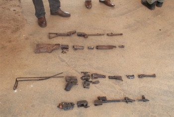 Des démineurs de l'ONU coupent des armes en morceaux en Côte d'Ivoire. Photo ONUCI