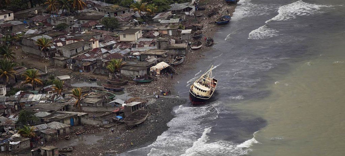 La côte nord-ouest d'Haïti après le passage du cyclone Tomas. Photo ONU/Logan Abassi