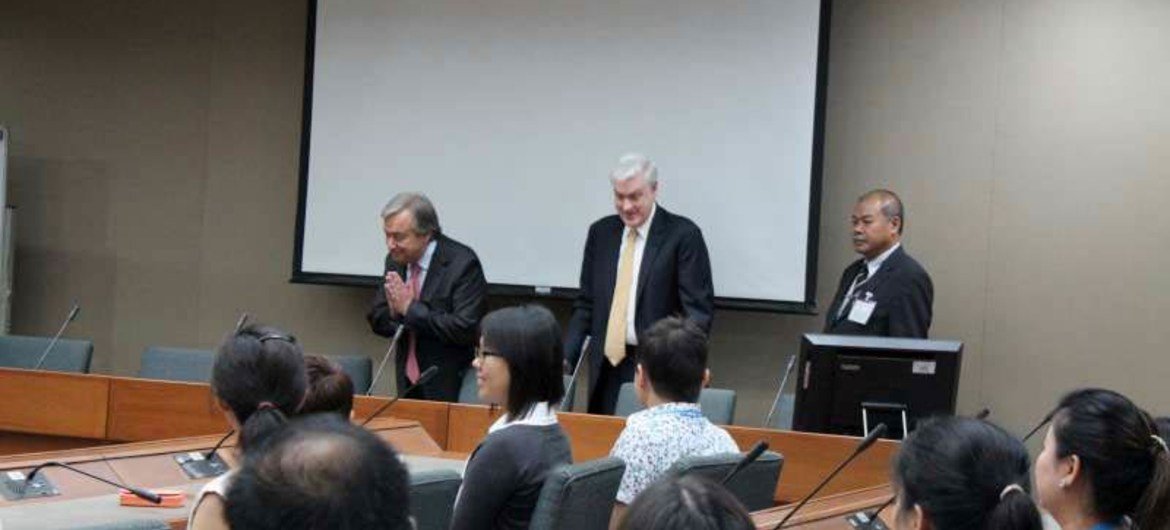 Le Haut Commissaire des Nations Unies pour les réfugiés (HCR), António Guterres, adresse le salut traditionnel thaïlandais à son personnel à Bangkok à l'issue de sa mission dans ce pays.