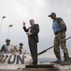 Le Représentant spécial du Secrétaire général pour la RDC, Roger Meece, sur le slignes de défense de la MONUSCO à Kibati et Kibumba, près de Goma, le 13 juillet 2012. Photo MONUSCO/Sylvain Liechti