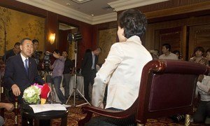 Secretary-General Ban Ki-moon (left) participates in a social media conversation with young people through the UN Sina Weibo blogging site.