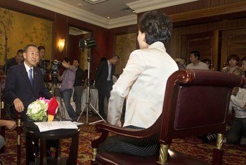 Le Secrétaire général dialogue avec les utilisateurs du réseau social Weibo pendant sa visite en Chine. ONU Photo/Eskinder Debebe.