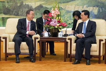 Le Secrétaire général de l'ONU, Ban Ki-moon, avec le Président de la République populaire de Chine, Hu Jintao. Photo ONU/E. Debebe