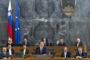 Le Secrétaire général Ban Ki-moon s'adresse à l'Assemblée nationale de la Slovénie. ONU Photo/Eskinder Debebe.