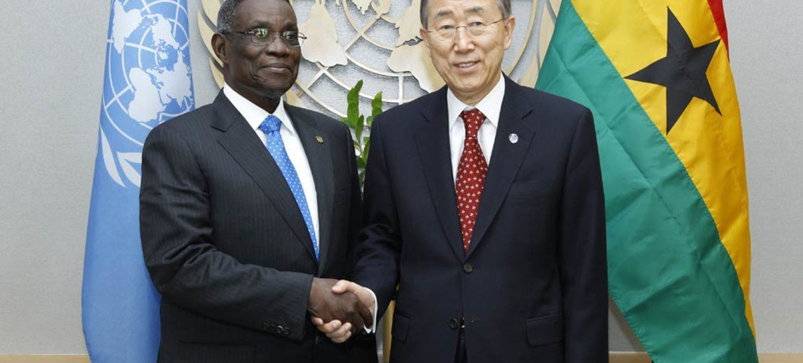 Secretary-General Ban Ki-moon (right) with President John Atta Mills of Ghana on 2 December 2011.