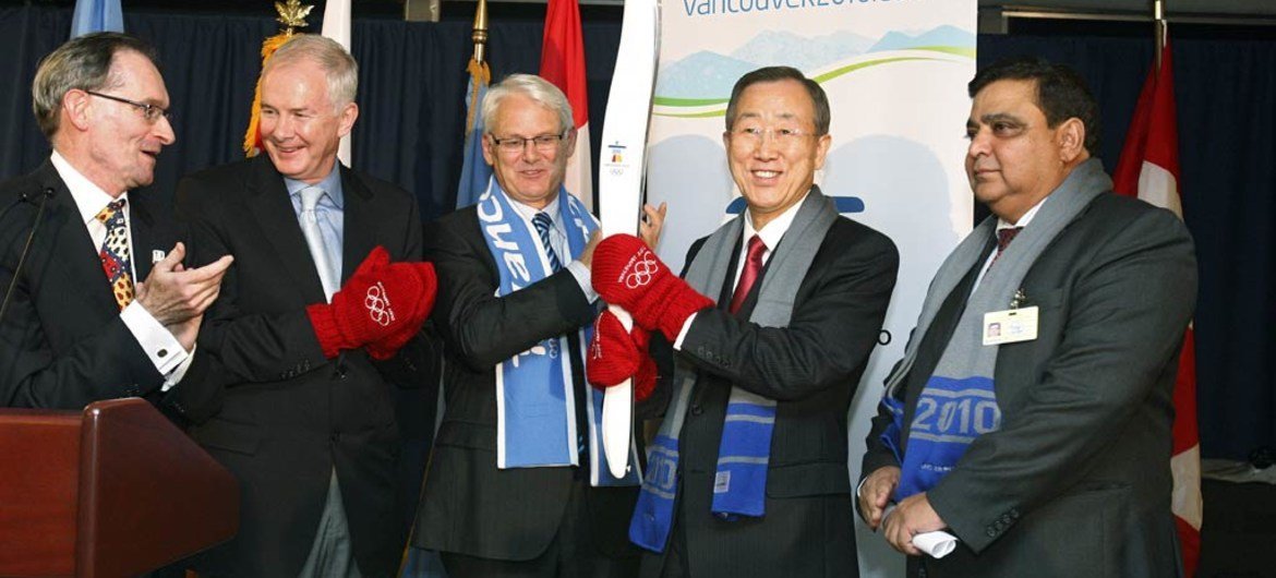 Secretary-General Ban Ki-moon (second from right), holding the Vancouver 2010 Olympic Torch.
