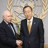Le Secrétaire général Ban Ki-moon et son Envoyé personnel pour les pourparlers entre la Grèce et la FYROM, Matthew Nimetz. ONU
