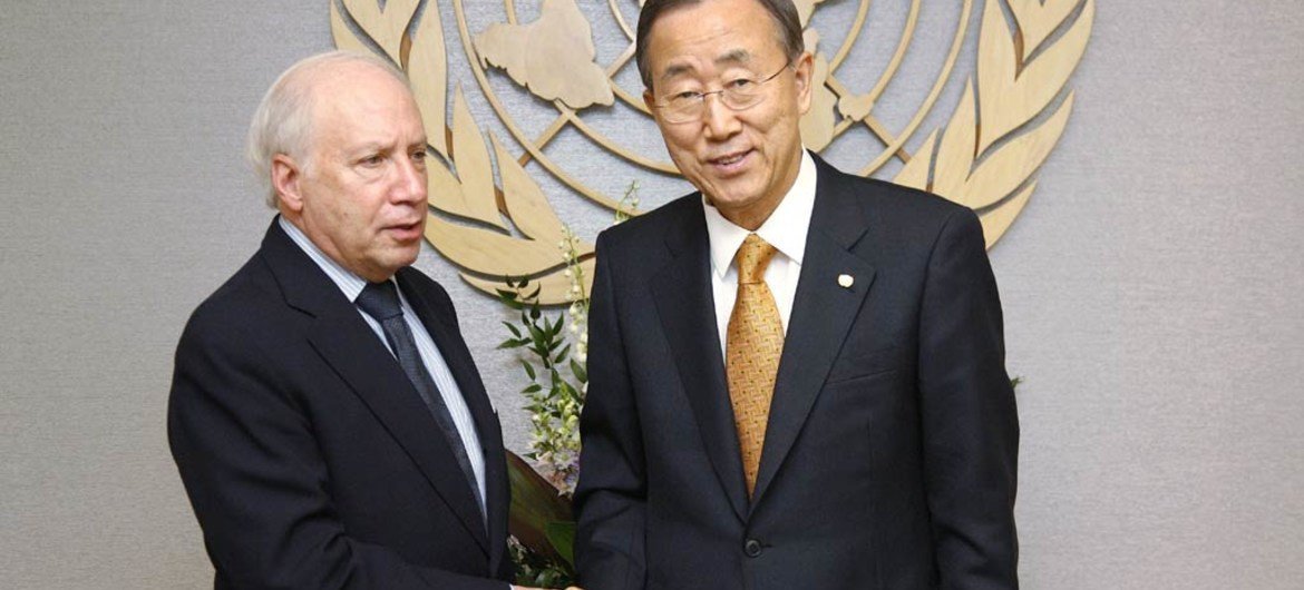 Secretary-General Ban Ki-moon (right) and Matthew Nimetz, his Personal Envoy for the talks between Greece and the Former Yugoslav Republic of Macedonia.