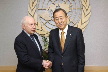 Le Secrétaire général Ban Ki-moon et son Envoyé personnel pour les pourparlers entre la Grèce et la FYROM, Matthew Nimetz. ONU