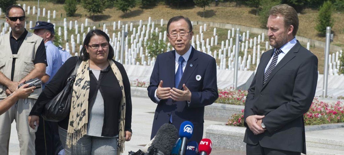 Le Secrétaire général souligne le besoin de retenir les leçons de Srebrenica lors d'une cérémonie en mémoire de 8.000 Musulmans massacrés par les forces bosniaques. ONU