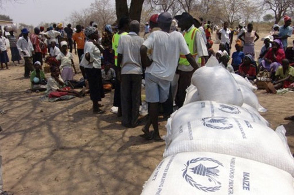 世界粮食计划署在津巴布韦为面临缺粮风险的人提供粮食援助。