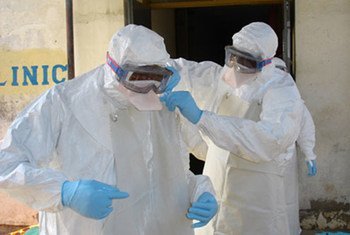 Le Dr Sam Zaramba, Directeur général du Ministère de la santé de l'Ouganda, et le Dr. Georges Melville, le représentant de l'OMS en Ouganda, se préparent à rendre visite à des patients dans l'unité réservée aux patients atteints du virus Ebola à l'hôpital Bundibugyo. Photo OMS/Pierre Fomenty.