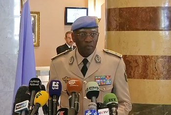Le chef par intérim de la Mission de supervision des Nations Unies en Syrie (MISNUS), le général Babacar Gaye, lors d'une conférence de presse à Damas. Photo extraite d'une vidéo