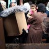 Des réfugiés syriens attendent de recevoir des articles de secours du Haut Commissairat des Nations Unies pour les réfugiés (HCR), à Tripoli, dans le nord du Liban. UNHCR/F.Juez