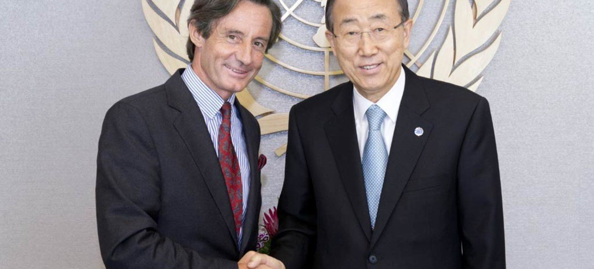 Le Secrétaire général Ban Ki-moon rencontre le Secrétaire général adjoint à l'information et à la communication, Peter Launsky-Tieffenthal, à gauche. ONU Photo/Eskinder Debebe