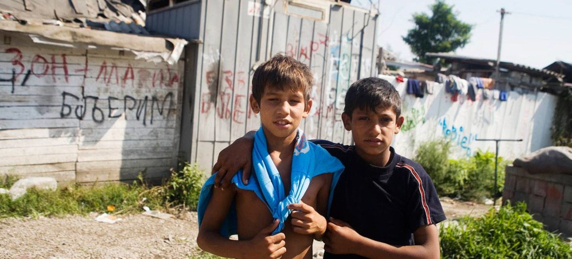 欧洲东南部被迫流离失所的罗姆人儿童。许多罗姆人没有国籍，这对他们的生活造成严重影响。