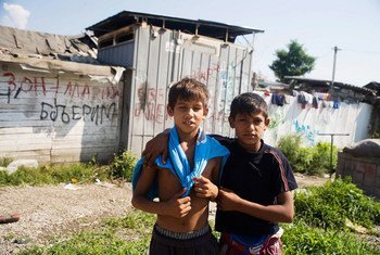 欧洲东南部被迫流离失所的罗姆人儿童。许多罗姆人没有国籍，这对他们的生活造成严重影响。