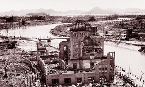 Le Mémorial de la Paix d'Hiroshima, ou Dôme de Genbaku, fut le seul bâtiment à rester debout près du lieu où explosa la première bombe atomique, le 6 août 1945. ONU Photo