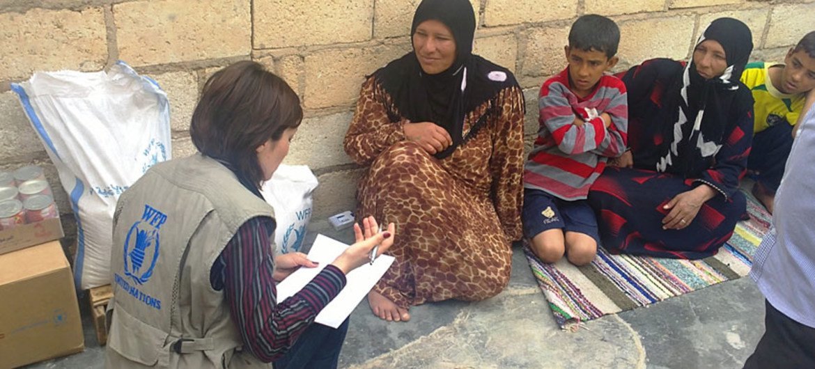 Un membre du personnel du Programme alimentaire mondial (PAM) interviewe une famille syrienne dans le cadre de l'évaluation des besoins alimentaires d'environ 1,5 million de personnes au cours des 3 à 6 prochains mois.