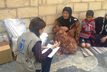 Un membre du personnel du Programme alimentaire mondial (PAM) interviewe une famille syrienne dans le cadre de l'évaluation des besoins alimentaires d'environ 1,5 million de personnes au cours des 3 à 6 prochains mois.