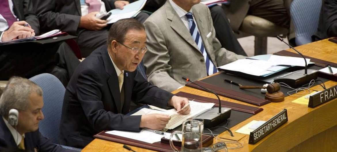Secretary-General Ban Ki-moon (centre) addresses Security Council meeting on Mali.