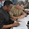 Le Vice-Premier ministre et Ministre de la défense de la Somalie, Hussein Arab Isse (à gauche), et le Représentant spécial adjoint du Secrétaire général pour ce pays, Peter de Clercq (à droite), signent un Plan d'action pour mettre fin aux tueries et aux 