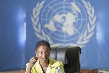 La Secrétaire générale adjointe aux affaires humanitaires, Valerie Amos, donne une conférence de presse à son retour d'un camp de déplacés dans les environs de Goma, dans l'est de la RDC. MONUSCO/Sylvain Liechti