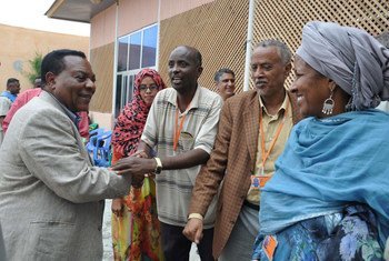 Mogadiscio, le 7 août 2012. Le Représentant spécial du Secrétaire général pour la Somalie, Augustine Mahiga, salue  les membres du Comité technique de sélection.