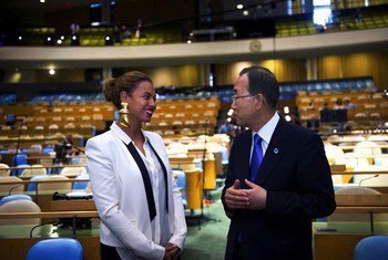 Le Secrétaire général Ban Ki-moon rencontre Beyoncé pendant des répétitions dans la salle de l'Assemblée générale pour l'enregistrement d'une vidéo. Photo ONU
