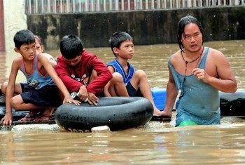 A Manille, aux Philippines, des enfants sont sauvés des eaux grâce à des chambres à air. IRIN/Jason Gutierrez