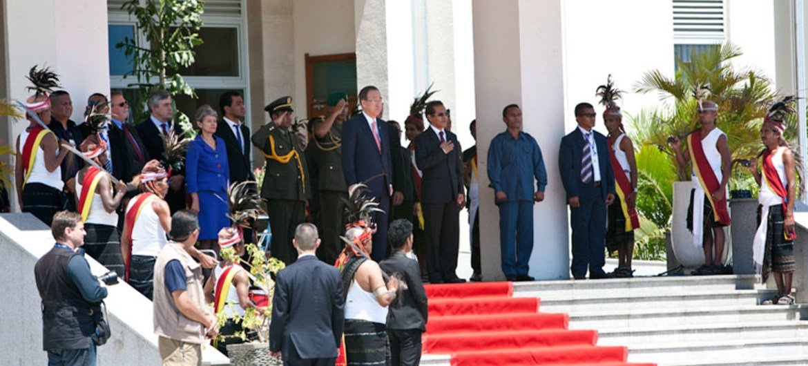 Secretary-General Ban Ki-moon and Timor-Leste President Taur Matan Ruak review troops at at the Presidential Palace in Dili.