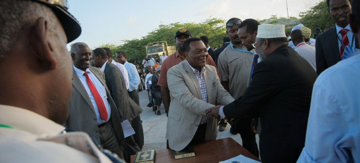 Le Représentant spécial du Secrétaire général pour la Somalie, Augustine Mahiga, salue un responsable somalien juste avant la cérémonie d'investiture du Parlement, le 20 août 2012.
