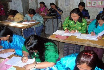 مجموعة من الأمهات يتلقين دروسا في أحد برامج التعليم المفتوح داخل الفصول التي يدرس فيها أطفالهم في الصباح في بوتان 