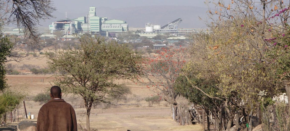 La fusillade qui a fait plus de 30 morts parmi les travailleurs de la mine de platine de Marikana a braqué les projecteurs sur les conditions de travail prévalant dans le secteur minier en Afrique du Sud. PHOTO OIT/L. Greef