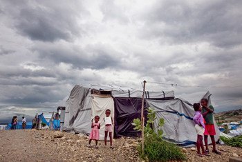 Des nuages sombres s'accumulent au-dessus d'un camp de personnes déplacées par le séisme de 2010 en Haïti. ONU Photo/Logan Abassi