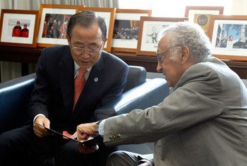 Le Secrétaire général Ban Ki-moon et le  Représentant spécial conjoint des Nations Unies et de la  Ligue des États arabes pour la Syrie, Lakhdar Brahimi. Photo ONU/JC McIlwaine