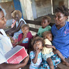 Aux Îles Salomon, une jeune infirmière rend visite à une famille de 13 enfants, dont l'une des filles a succombé à la tuberculose et trois autres ont reçu des traitements et survécu. Copyright: The Global Fund / John Rae.