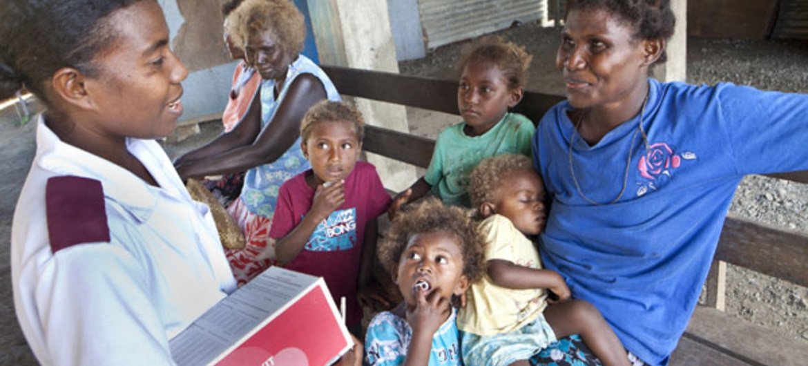 Aux Îles Salomon, une jeune infirmière rend visite à une famille de 13 enfants, dont l'une des filles a succombé à la tuberculose et trois autres ont reçu des traitements et survécu. Copyright: The Global Fund / John Rae.