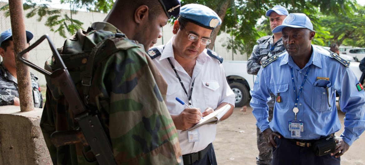 Un policier de l'Opération des Nations Unies en Côte d'Ivoire (ONUCI) discute avec un gendarme ivoirien de la Maison d'arrêt et de correction d'Abidjan. (archives) Photo ONU/Patricia Esteve
