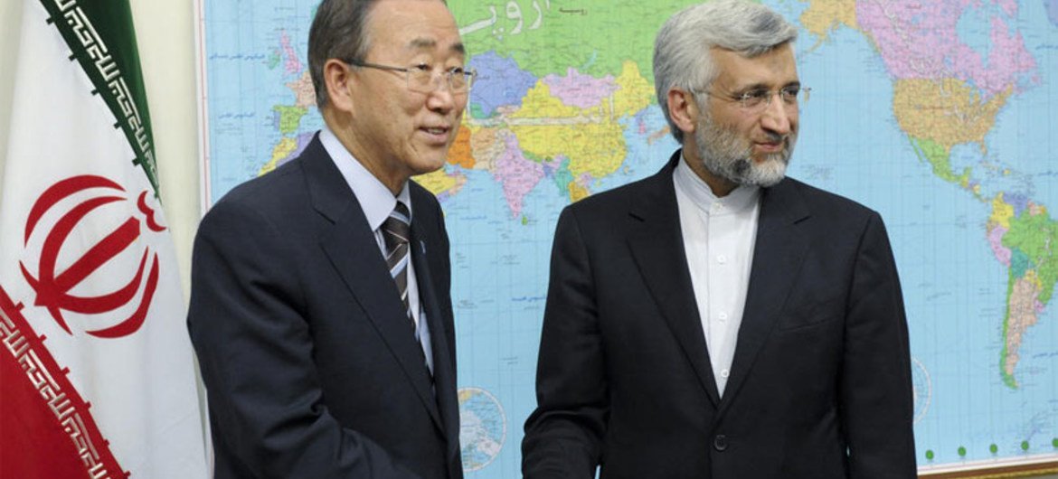 Le Secrétaire général Ban Ki-moon est arrivé le 29 août à Téhéran pour participer au Sommet des non-alignés. Il est ici aux côté du Secrétaire de Conseil suprême de sécurité nationale Saeed Jalili. ONU Photo/Evan Schneider