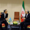 Le Secrétaire général Ban Ki-moon s'entretient avec le Ministre des affaires étrangères de l'Iran,  Aliakbar Salehi, en marge du 16e Sommet du Mouvement des non-alignés. ONU Photo/Evan Schneider