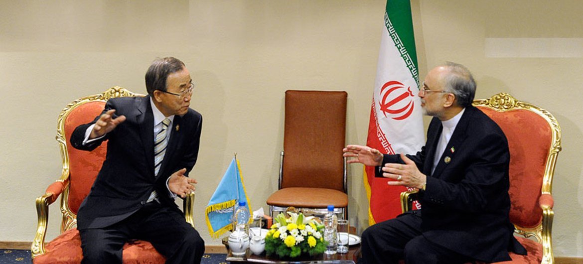 Le Secrétaire général Ban Ki-moon s'entretient avec le Ministre des affaires étrangères de l'Iran,  Aliakbar Salehi, en marge du 16e Sommet du Mouvement des non-alignés. ONU Photo/Evan Schneider