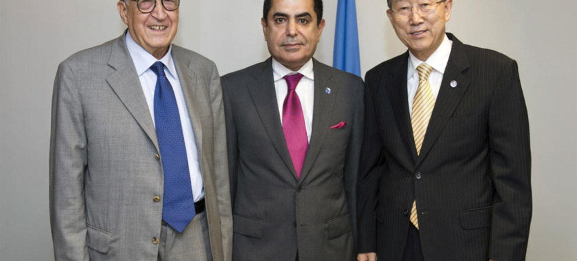Le Secrétaire général des Nations Unies Ban Ki-moon (à droite), le Président de l'Assemblée générale Nassir Abdulaziz Al-Nasser (au centre) et le Représentant spécial conjoint des Nations Unies et de la Ligue des États arabes pour la crise en Syrie, Lakhdar Brahimi. Photo ONU/M. Garten