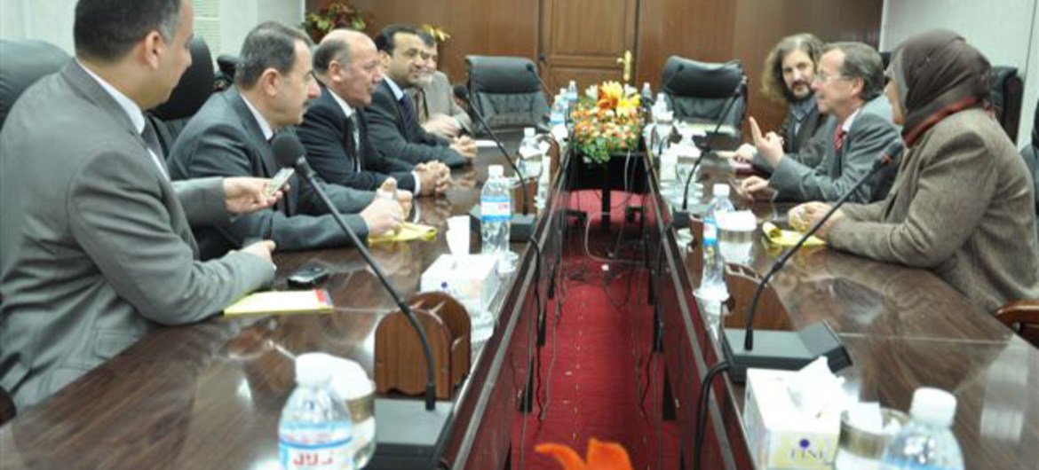 Le Représentant spécial du Secrétaire général pour l'Iraq, Martin Kobler, et le Conseiller électoral principal, Jose Maria Aranaz, en réunion avec la Haute Commission électorale iraquienne, le 20 février 2012.