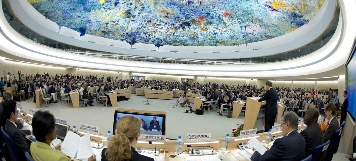 10.09.2012: Le Secrétaire général (sur le podium) prend la parole devant le Conseil des droits de l'homme à Genève. ONU
