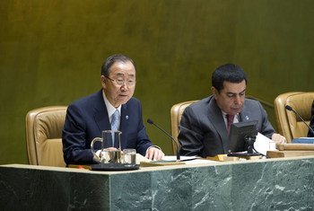 Secretary-General Ban Ki-moon addresses the General Assembly on the role of mediation in conflict prevention and resolution. Assembly President Nassir Abdulaziz Al-Nasser is at right.