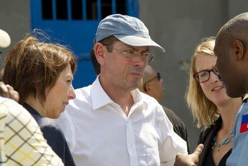 Assistant Secretary-General for Human Rights Ivan Šimonovic  (centre) visits the National Penitentiary in downtown Port au Prince, Haiti.
