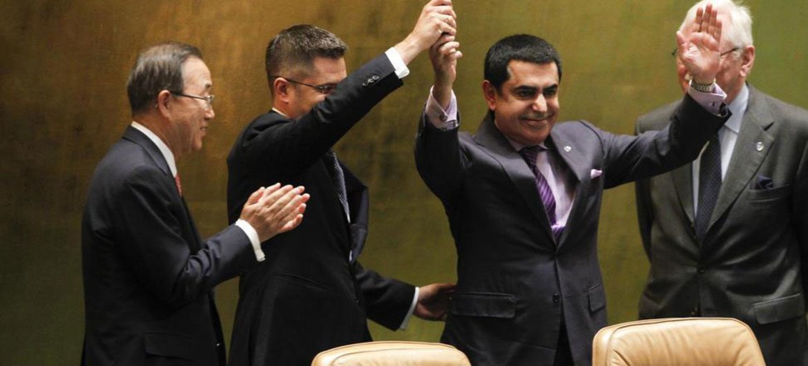 Le Président sortant de l'Assemblée générale, Nassir Abdulaziz Al-Nasser, remet le marteau à son sucesseur, Vuk Jeremić, lors de la séance de clôture de la 66ème session de l'Assemblée. ONU Photo/Rick Bajornas
